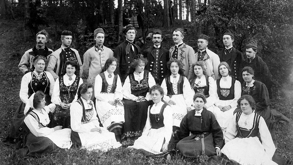 Black and white image of a group of people dressed in Norwegian national costumes.