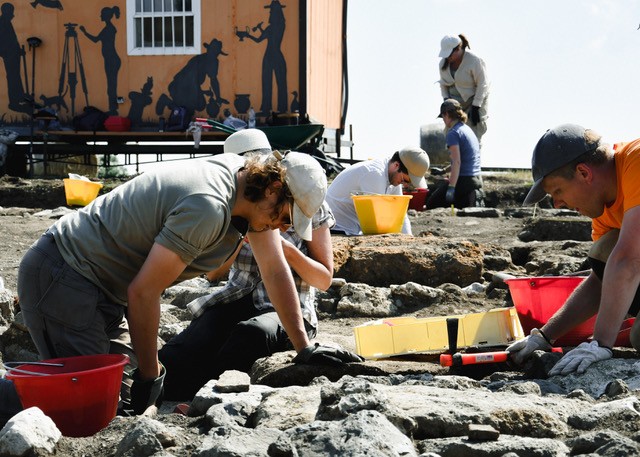 utgravning, fire mennesker som graver, arkeologi