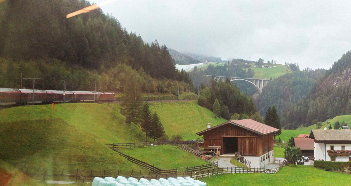 Landskap sett fra tog, rett ved Brenner-passet, Alpene, Østerrike. Foto: Peder Blümlein