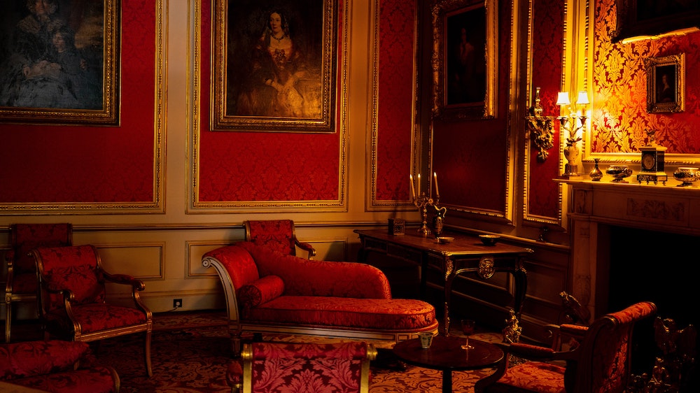 A salon with red furniture and walls. Photo.