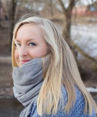 Portrait photo, young woman, blonde hair, long hair, smile, grey scarf, outside, winter