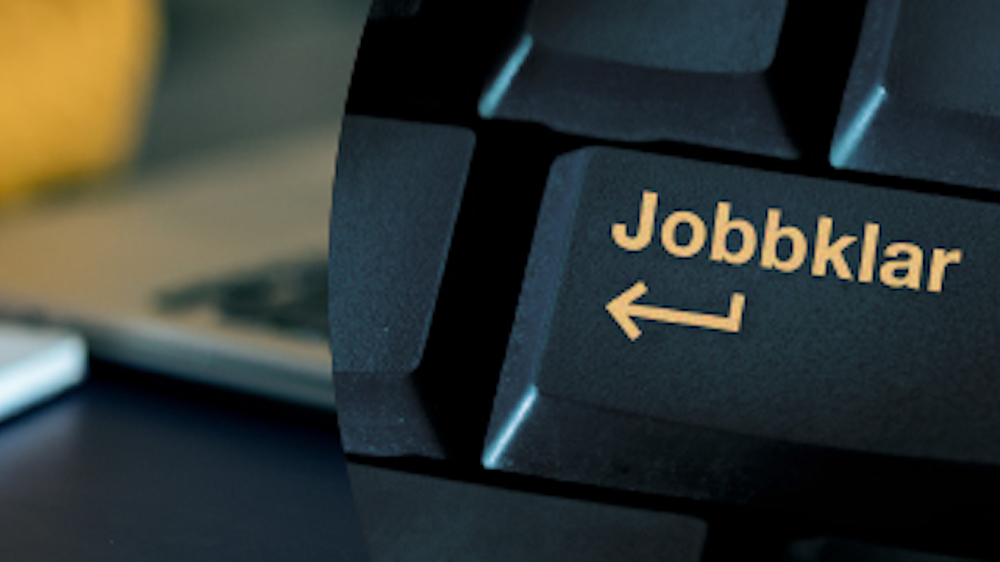 Close-up of a computer keyboard where the enter key has been renamed Jobbklar