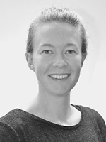 Portrett av en smilende ung dame i svart-hvitt