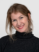 Portrett av en ung dame som smiler.