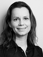 Ung dame, smilende med mørkt hår.