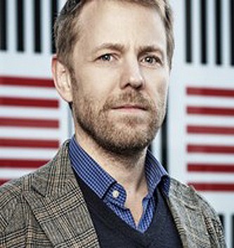 Bildet kan inneholde: klær, panne, hode, hake, frisyre.