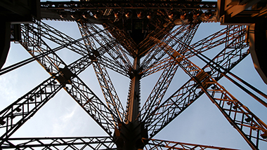 Eiffeltårnet sett nedenfra.