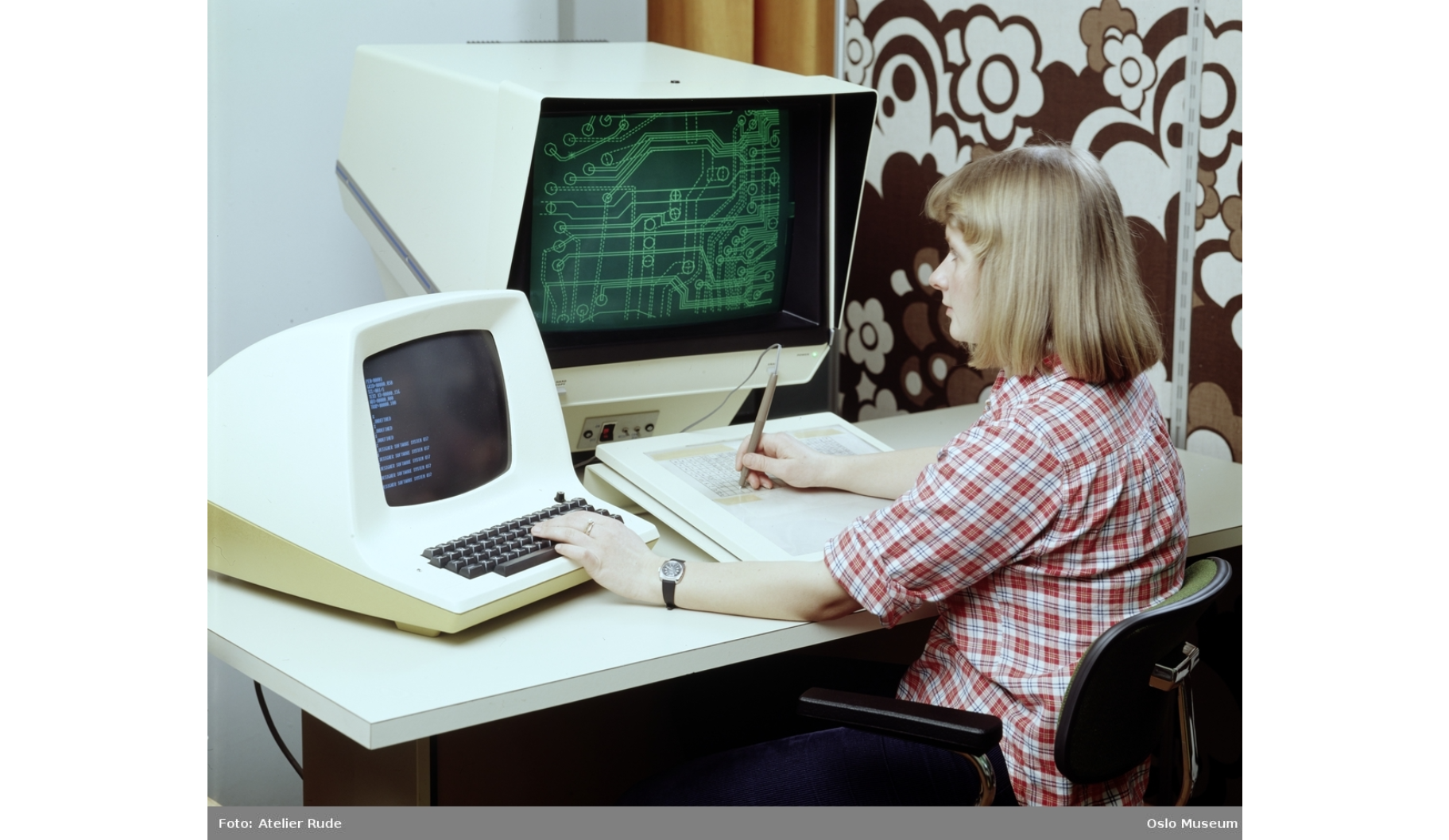 Kvinne ved datamaskin. Tatt ved Norsk Data i 1972.