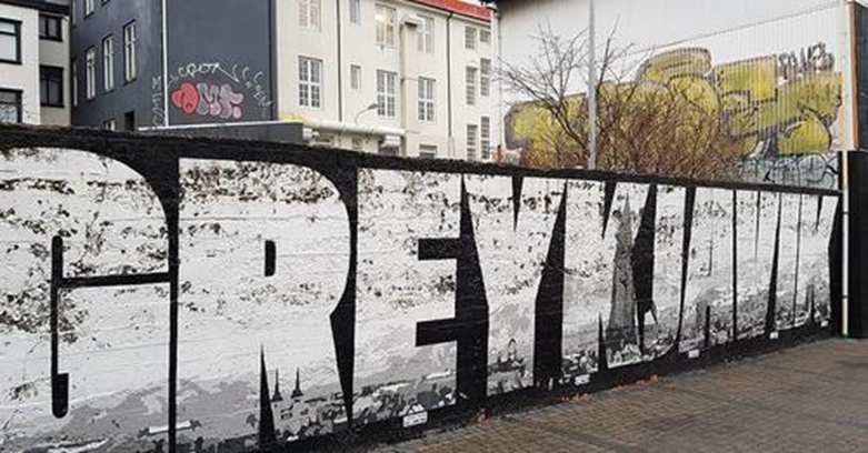 En tagget vegg der det står Reykjavik. Foto.