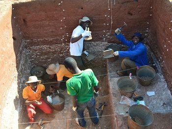 Etter å ha lokalisert riktig sted, starter utgravingsarbeidet. Forskerteamet har jobbet tett med feltarbeidere fra området. Fra venstre til høyre:&amp;#160;Brown Luhanga, Henry Kalinga, Petros Mwanganda, Joel Kalua and&amp;#160;Moses Nyondo.