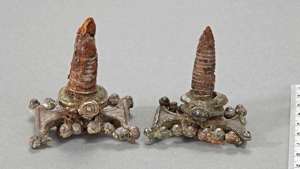 Bildet viser to stolpesporer med sølvdekor som er kopier av sporer fra romertiden, kopiert av vikingene