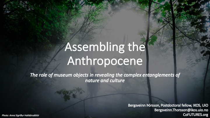 Forsiden på en presentasjon med bilde av en mørk skog i dis og med teksten "Assebmling the Anthropocene. The role of museum objects in revealing the complex entanglement og nature and culture.risk fenomen, naturlige omgivelser."