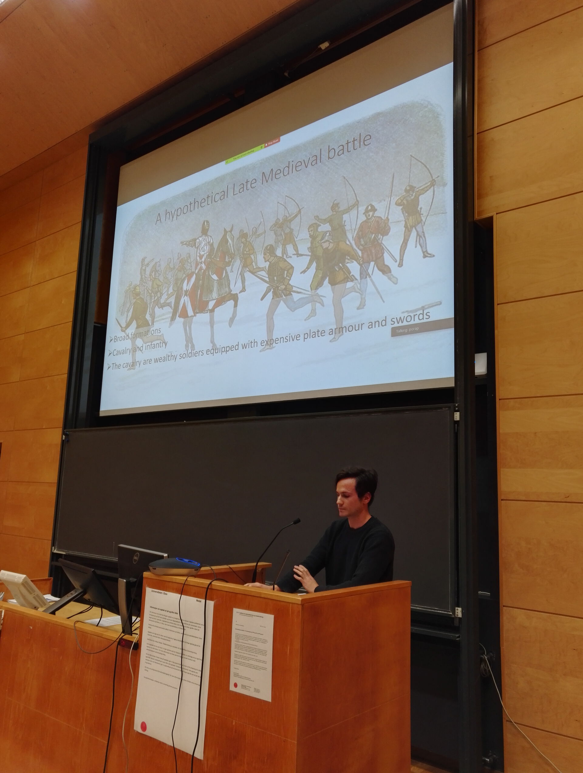 Bildet kan inneholde: projeksjonsskjerm, presentasjon, seminar, projektor tilbehør, teknologi.