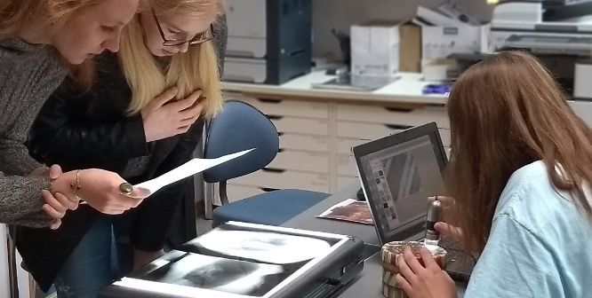 Three students doing a practice in examination mehods. Photo.