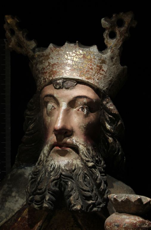 Sculpture of a man with a beard and a crown. Photo.