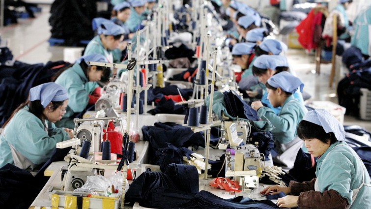 Kvinner som jobber i en tekstilfabrikk.