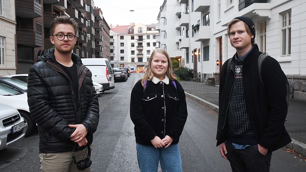 Foto av tre studenter stående i en bygate i Oslo