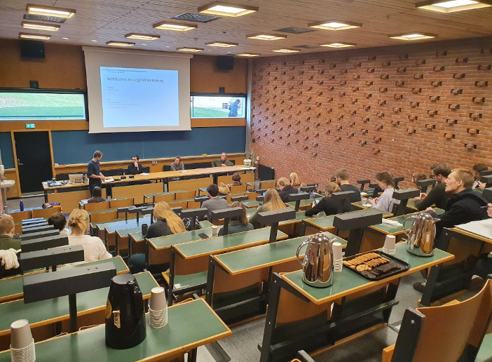 Bildet kan inneholde: bord, konferanse rom, projeksjonsskjerm, projektor tilbehør, hall.