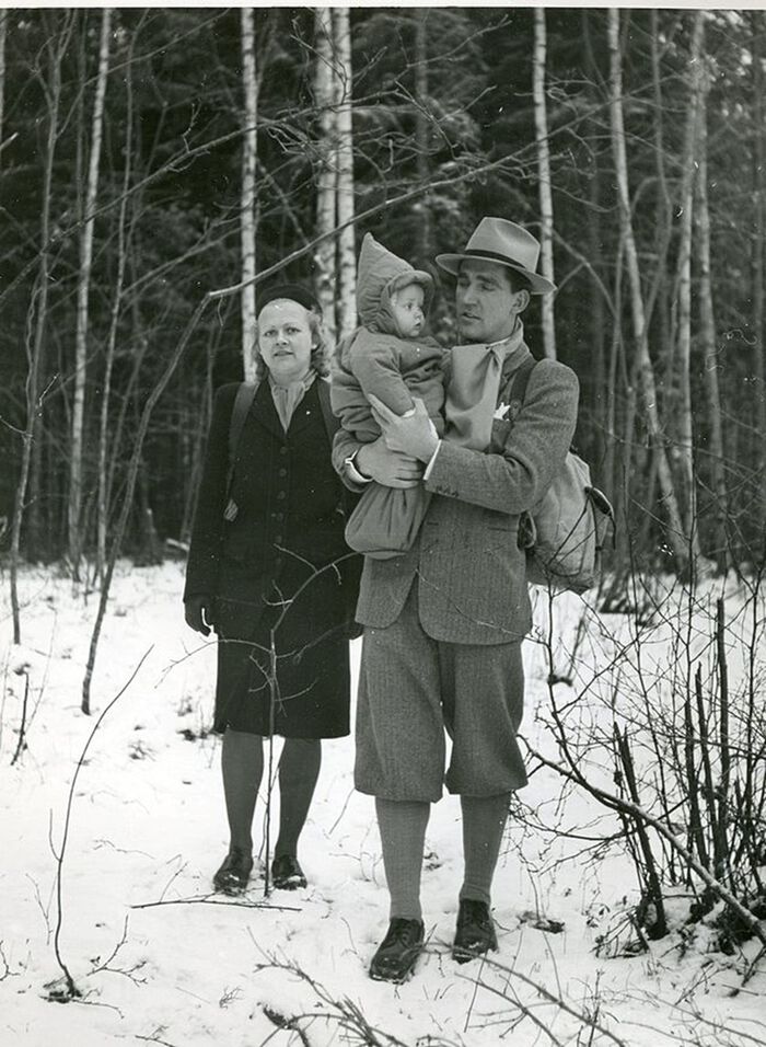 Bildet kan inneholde: anlegg, mennesker i naturen, menneskekroppen, tre, gest.