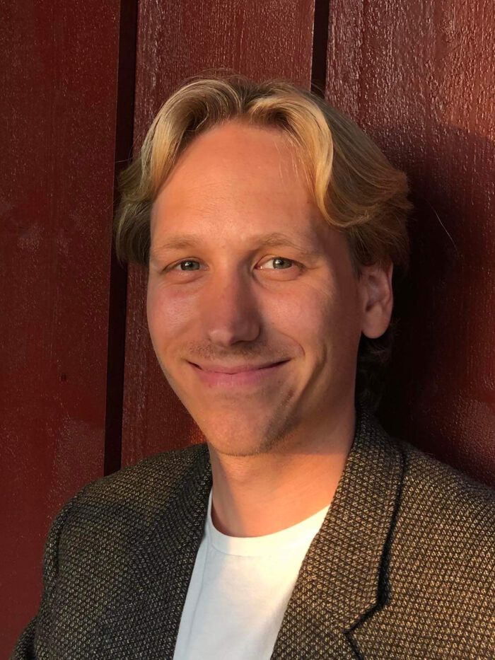 Bildet kan inneholde: klær, hake, kinn, øyenbryn, lepper.