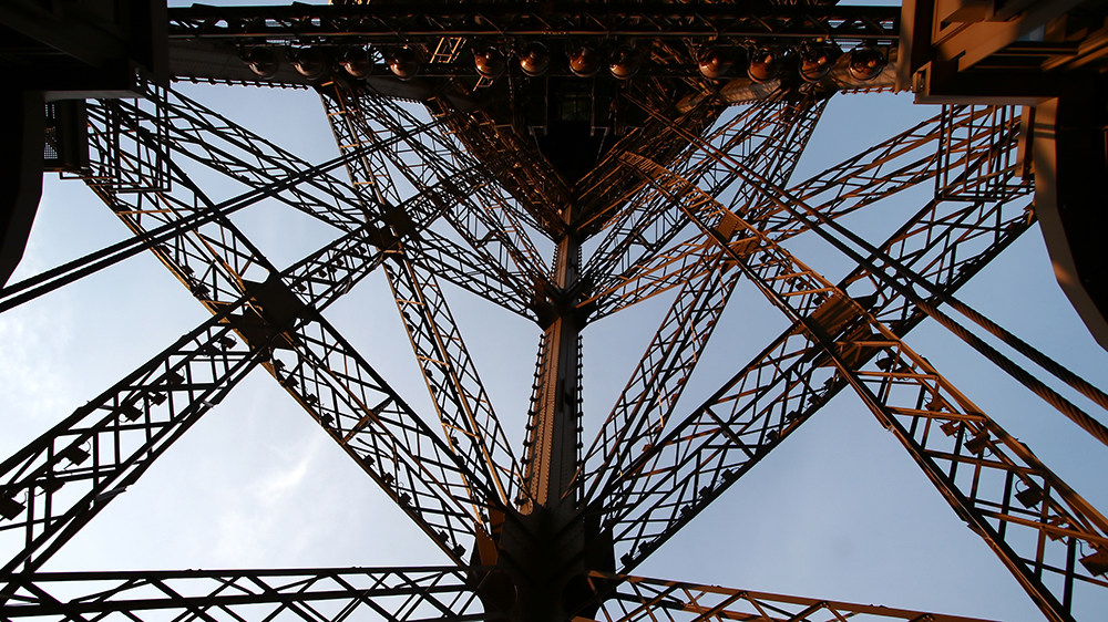 Detaljer fra Eiffeltårnet - sett nedenfra.