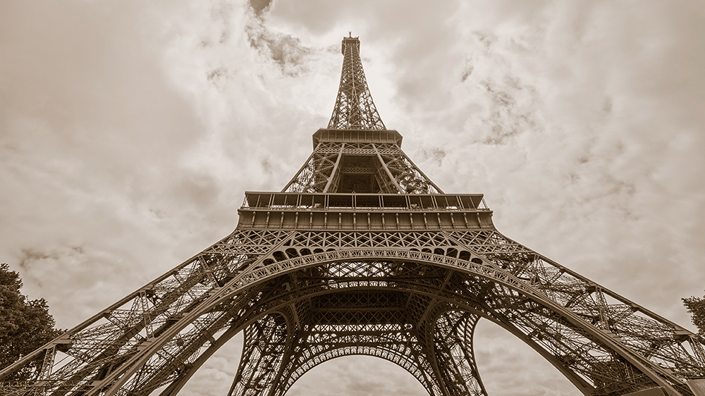 Eiffeltårnet sett nedenifra.