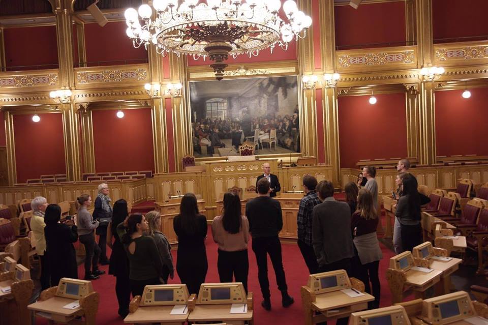Bilde av studenter på omvisning på Stortinget