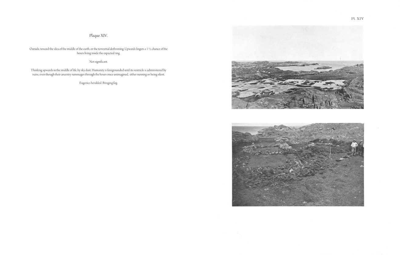 To sider fra en bok som viser bitteliten skrift på den ene siden og to landskapsbilder i sort hvitt på den andre.