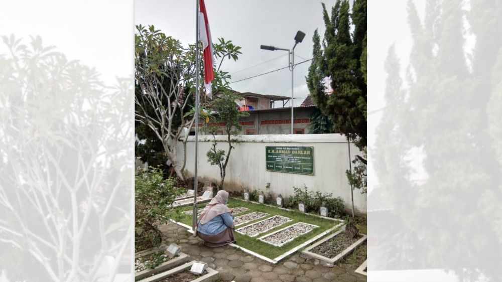 A photo of the grave of Ahmad Dahlan.