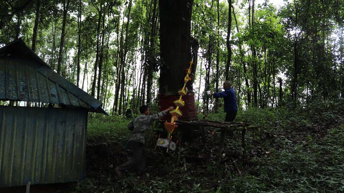 Image of people preparing to make an offering for the mountain god