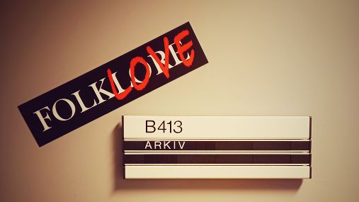 A door with a sticker which says Folklove an a sign which says Arkiv.