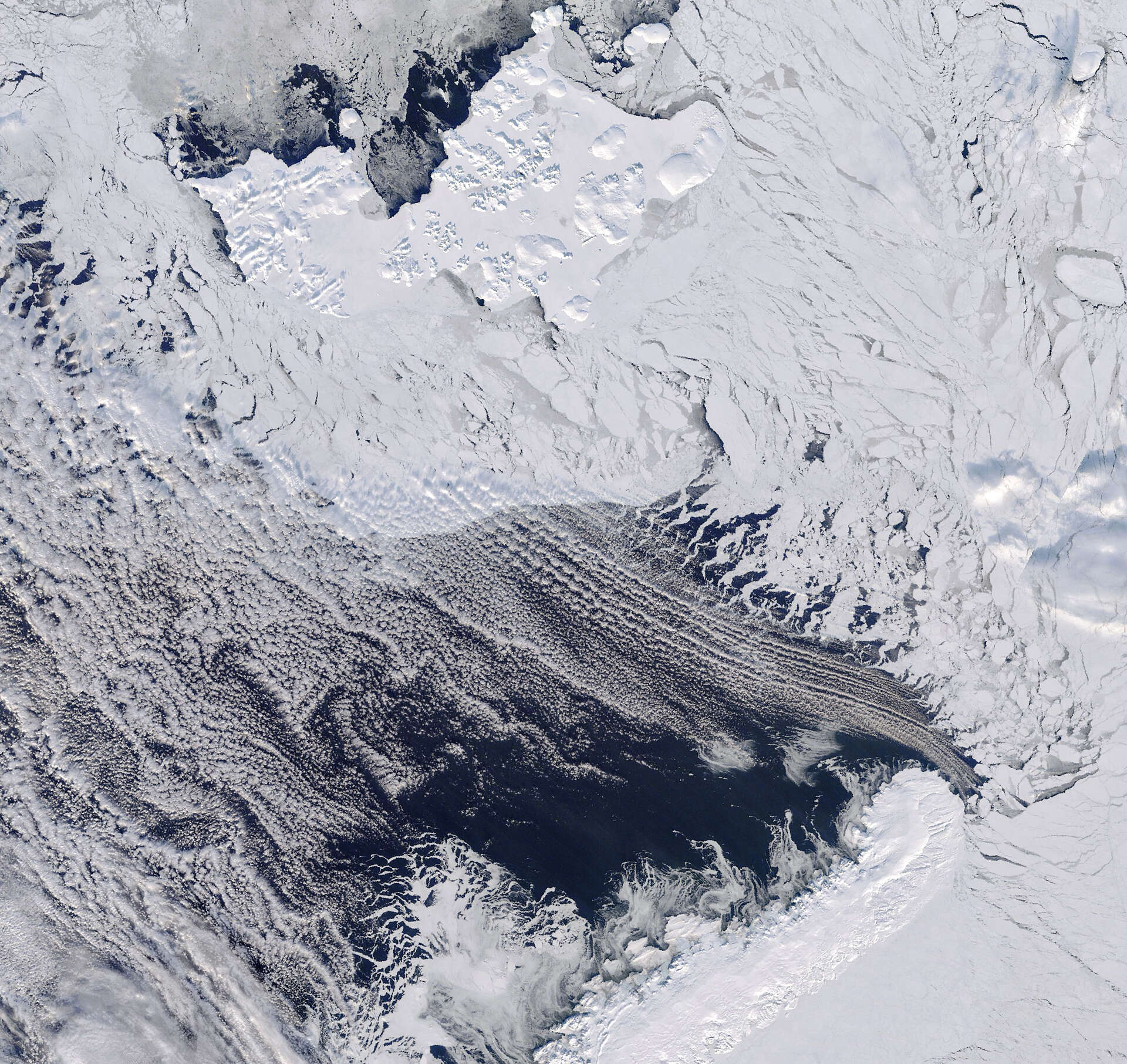 Bildet kan inneholde: geologisk fenomen, vinter, snø, isbrelandform, sølv.
