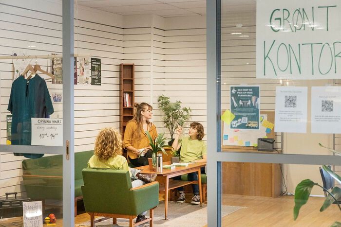 Students sitting and talking inside the Green Office at the University of Oslo