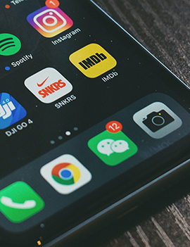 Skjerm på smarttelefon, med appene Spotify, Instagram, Snkrs, Imdb og Wechat