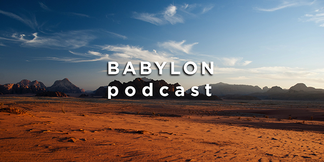 Teksten Babylon podcast med blå himmel, ørken og fjell i bakgrunnen