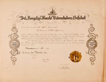 Det Kongelige Norske Videnskabers Selskab, Trondheim 6.mai 1861: ”Det kongelige norske videnskabers selskab bevidner herved at det den 30 April 1861 har udvalgt Hr Forstmester P.Chr. Asbjørnsen til at være Selskabets medlem dels for derved at tilkjendegi denne Mand det kongelige Norske Videnskabers-Selskabs Høiagtelse, dels for i ham at forbinde sig en gavlig Medarbeider til at opnaa Selskabets øiemed, Videnskabeligheds Oplysning og Videnskabeligheds fremme i Norge. Til Vitterlighed herom underskrives dette Diplom ifølge Statueternes §8 paa Selskabets höie Protectors Vegne og Selskabets Præses og Vicepræses samt parapheres og dets Secretair og forsegles med dets store segl”.&amp;#160; Throndhjem 6 mai 1861, sign Pettersen Præses.