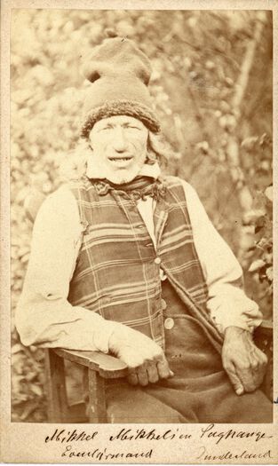 Mikkel Mikkelsen, Saghaug, Dunderland, plassmann i Urtefjell, født tidl. 1800t. Kjent dyrefanger og eventyrforteller. Ole Tob.Olsens informant