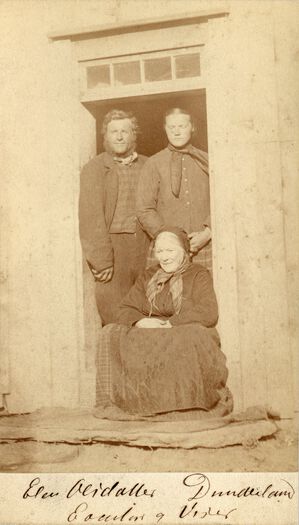 Elen Olsdatter, Dunderland (sittende), f.1802, bondekone. Eventyr og viser. Ole Tob.Olsens informant.