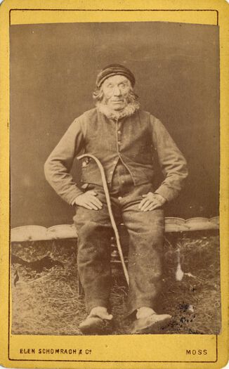 Einar Sunset fra Rennebu, 1888 (jf NFS 16) Fotograf&amp;#160;Elen Schomragh (1820-1902) registrert I folketellingen 1875 som ugift fotograf (Photografistinde). Virket i Moss fra 1868. &amp;#160;Her signerte Schomragh sine bilder med "«Elen Schomragh &amp;#38; Co.»". Flyttet ca. 1872 til Christiania. Hun begynte antagelig sine reiser oppover Østerdalen i 1869