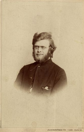 Portrett, antagelig fra 1866,av kunstmaler, illustratør&amp;#160;og folkeminnesamler Gerhard August Schneider (1842-1873), Bakside: Portraitmaler Christian Olsen, Christiania.&amp;#160;