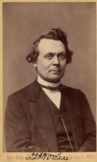 Jens Jacob Worsaae (1821-1885), dansk arkeolog. Baksidetekst: Hr. forstmester Asbjörnsen, til venlig Erindring om J.J Worsaae. Datert 13/5-1876. Fotogr.Atelier Budtz Müller, Kiöbenhavn.