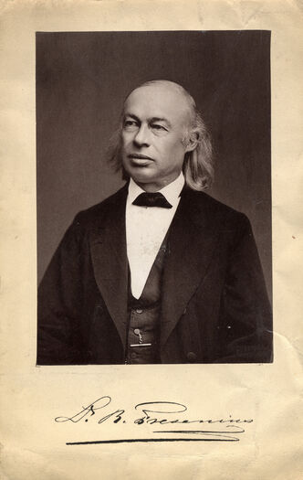 person ,hake ,yttertøy ,frakk ,halsbånd.