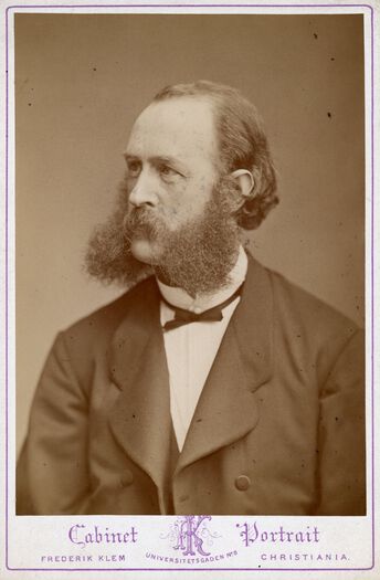 Portrett av Adam Øwre, datert 08.05.1878. Fotograf&amp;#160;Frederik Klem. Baksidetekst:" Behagelig rejse! Ønsker Adam Øwre "