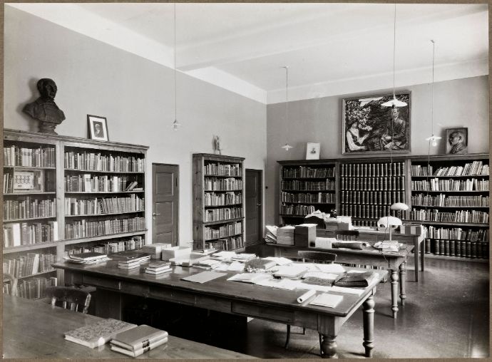 Trollebotn; Norsk Folkeminnesamlings lokaler 1914-1962 ved det tidligere Universitetsbiblioteket, Drammensveien 42, Oslo.