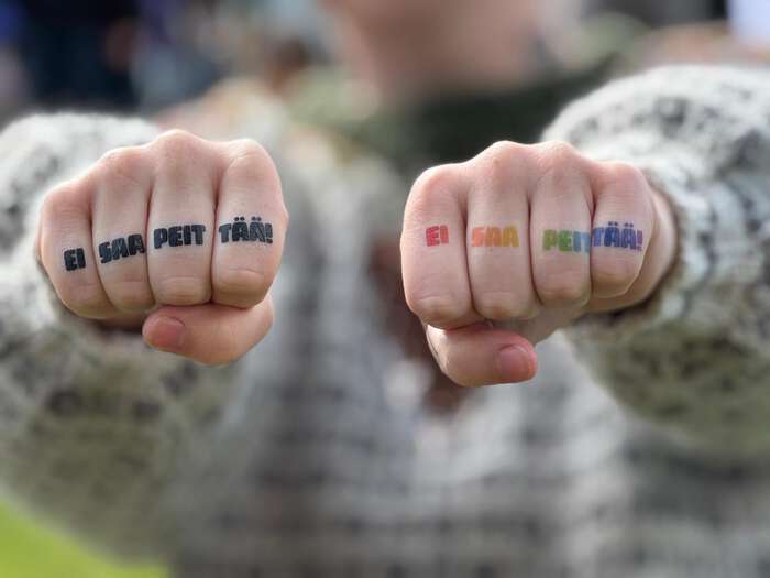 Bildet kan inneholde: finger, håndledd, tommel, spiker, gest.