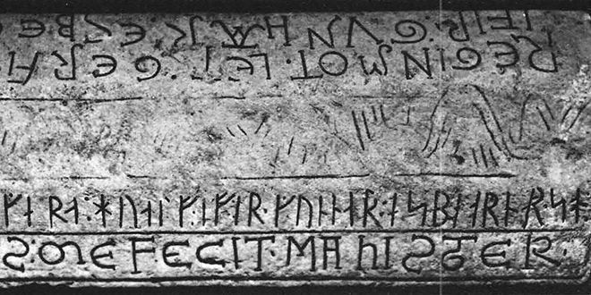 Inskripsjoner med runer og latinsk skrift. 