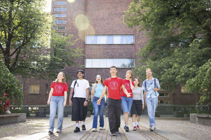Bildet kan inneholde: offentlig plass, fotgjenger, campus.
