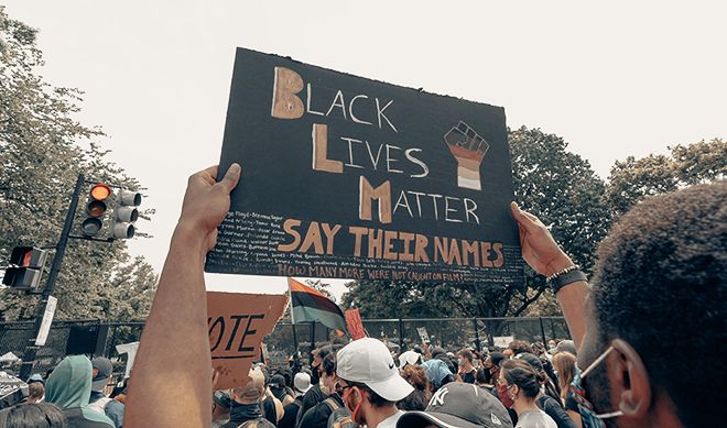 Demonstrasjon. Plakat med teksten Black Lives Matter, Say their names. 