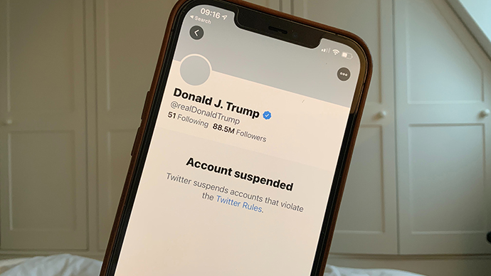 Skjerm på smart-telefon som viser Donald Trumps twitterkonto, med teksten "account suspended".