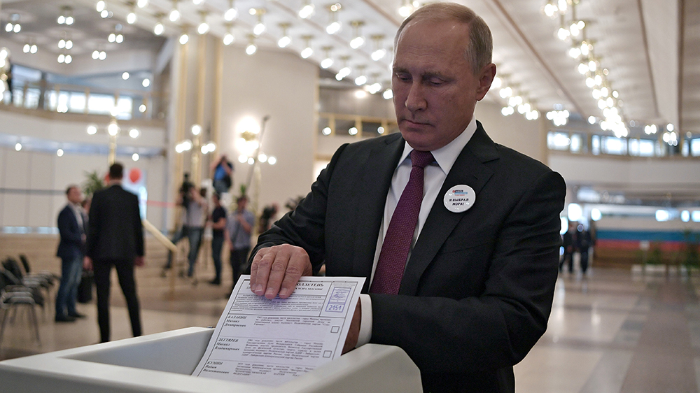 Putin stemmer ved presidentvalget i Russland i 2018
